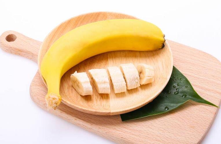 导读：跑步前吃香蕉是常见的补充水、电解质以及碳水化合物，但人们至今还无法准确判断香蕉需要提前多久才能发挥出最大的营养效能