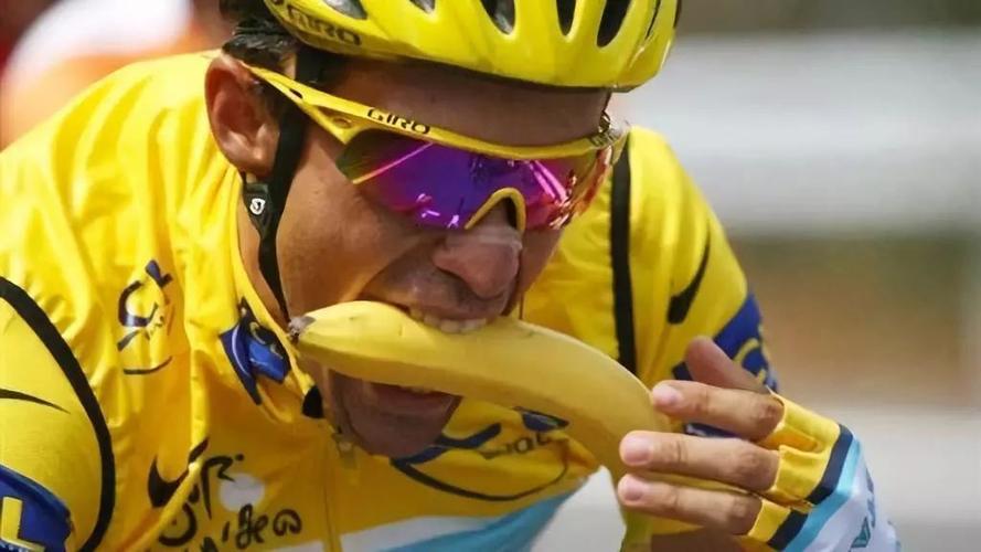 运动员运动时吃香蕉为什么(运动员运动时吃香蕉为什么会吐)