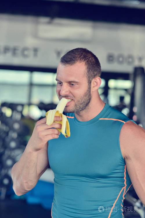 导读：香蕉是一种富含矿物质和维生素的水果，是运动员饮食中不可或缺的部分