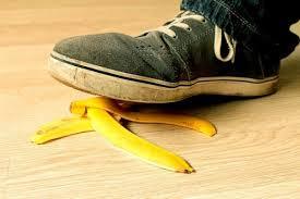 导读：踩到香蕉皮滑倒是一件非常容易发生的事情，而正确的着地方法和技巧可以大大减少滑倒的几率